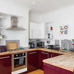 Trendy Central 1 Bed Flat With Roof Terrace