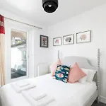 Trendy Central 1 Bed Flat With Roof Terrace