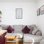 Trendy Central 1 Bed Flat With Roof Terrace